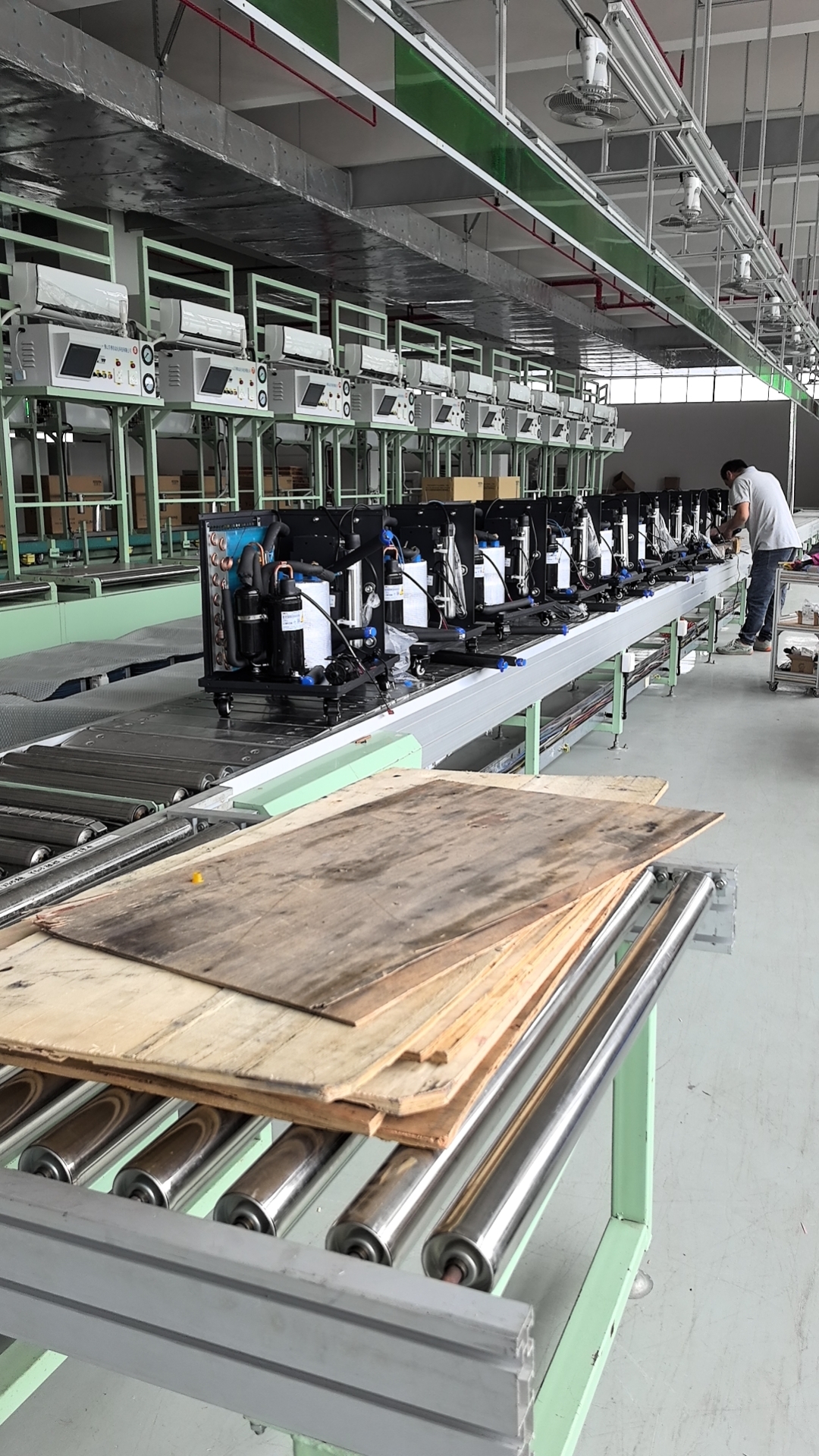 Ang araw ng paggawa sa mga linya ng produksyon ay una